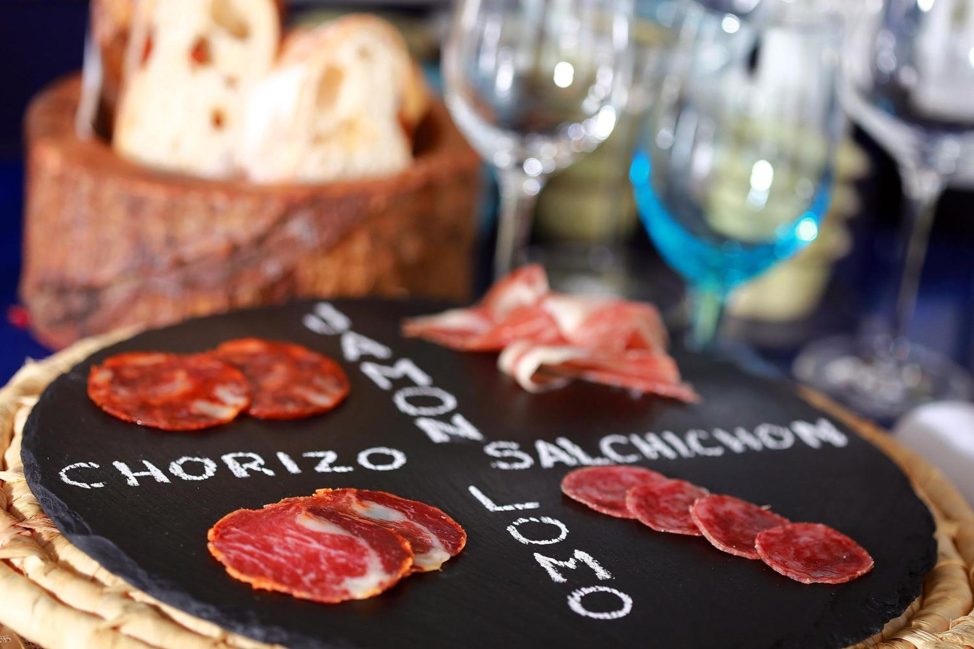 Centara Grand At Centralworld بانكوك المظهر الخارجي الصورة A selection of cured meats